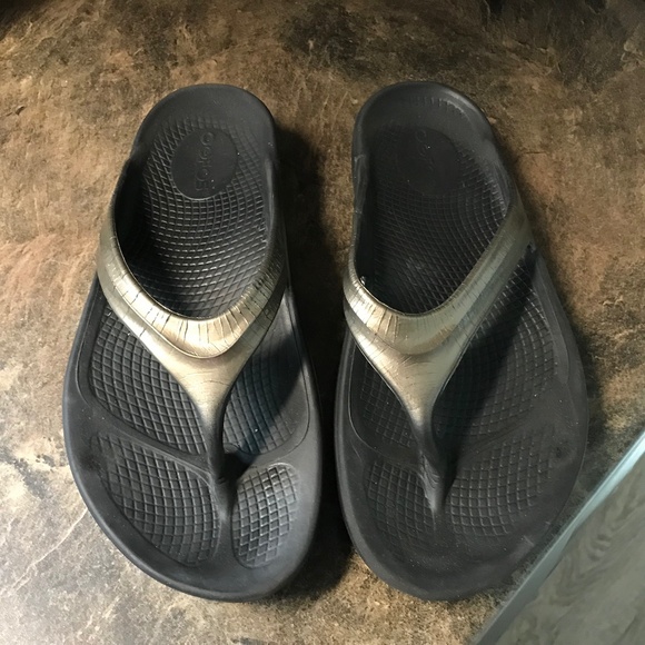 OOFOS OOla Luxe Recovery Thong Sandals - 8 - Picture 1 of 12